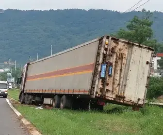 carreta tombada